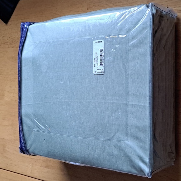 Queen size sage sheet set - Picture 1 of 2
